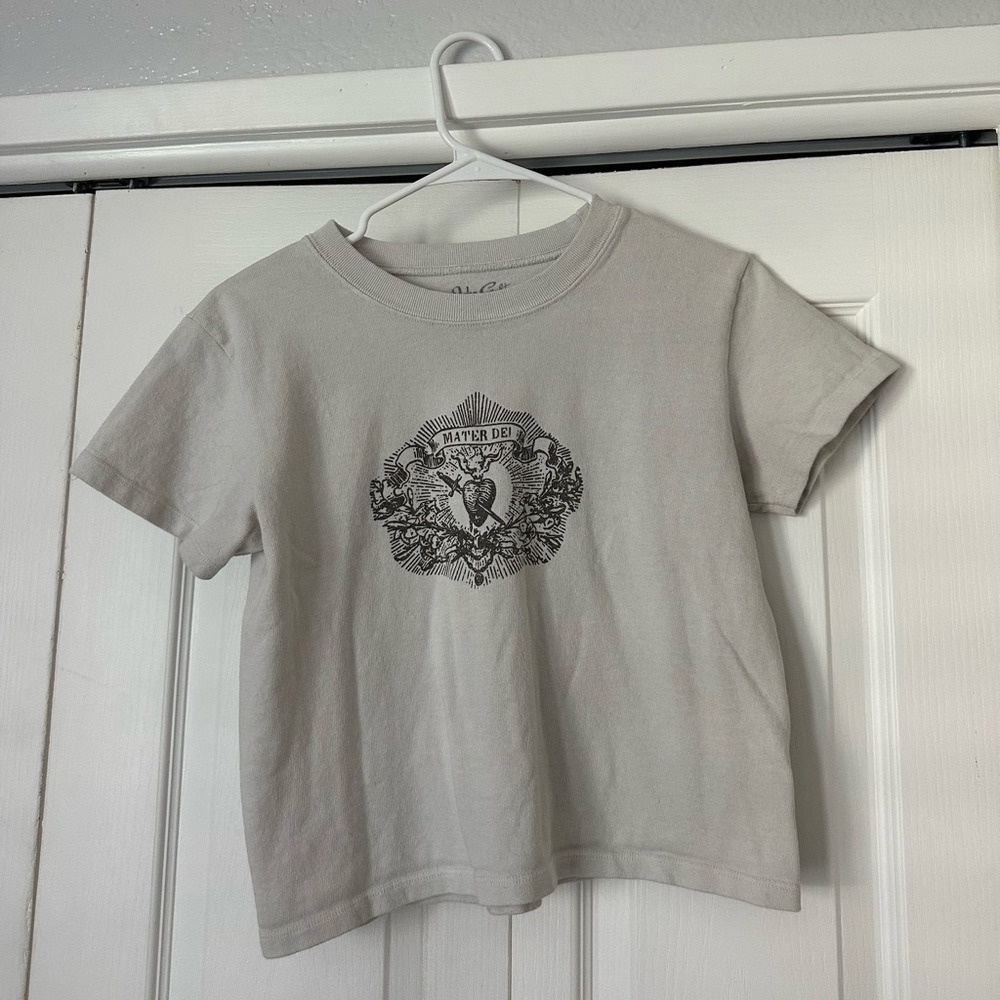 cream colored matter dei brandy melville tee shirt.